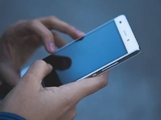 Un homme tient son Android en main